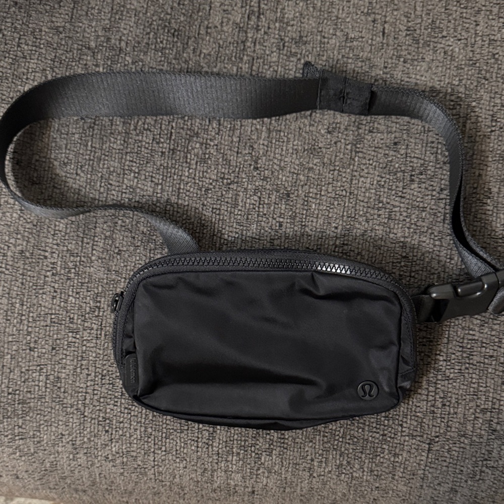 Black Lululemon Fanny pack